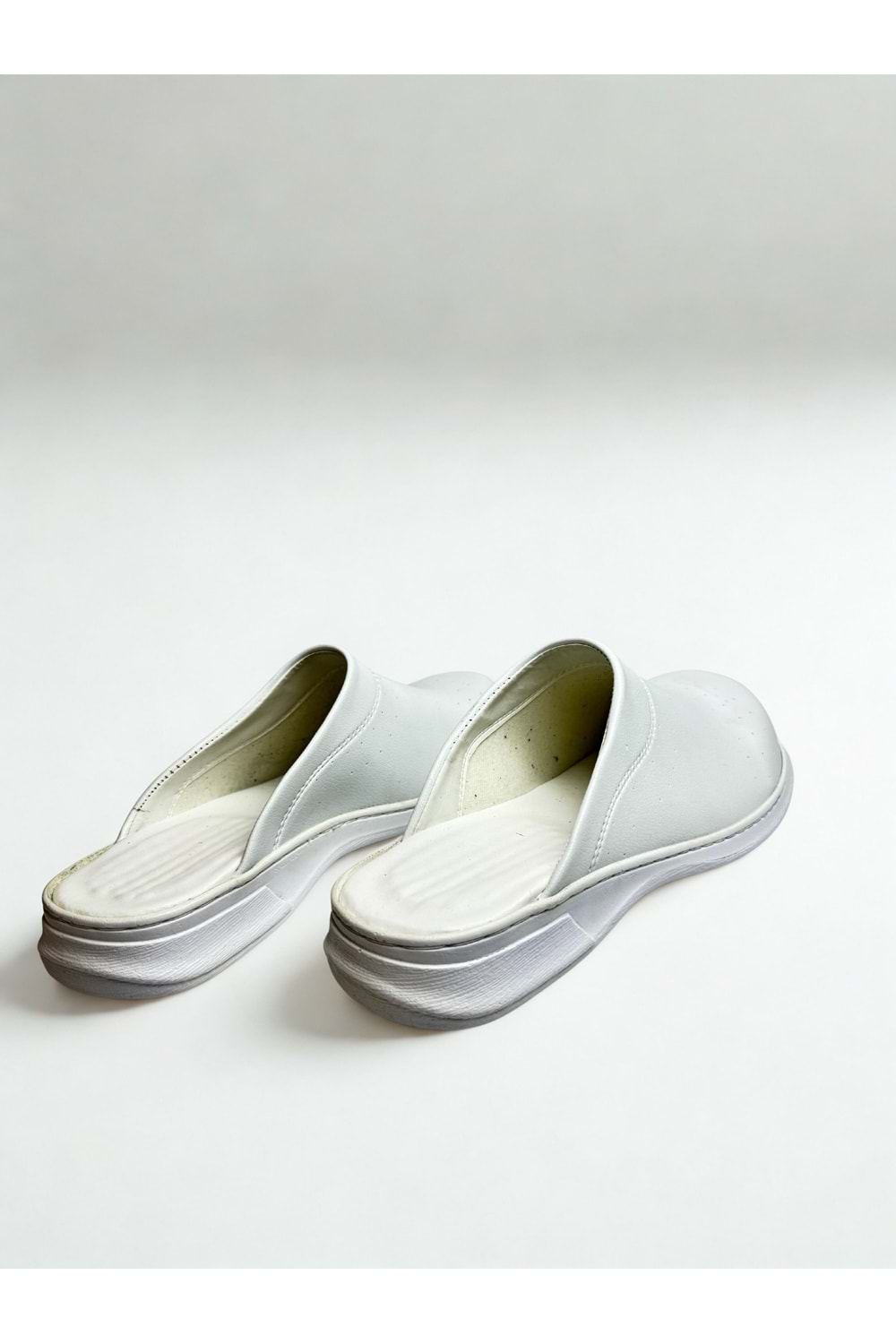 Beyaz Ortopedik Kaymaz Sabo Terlik - Hijyenik, Suni Deri, Poliüretan Hafif Taban